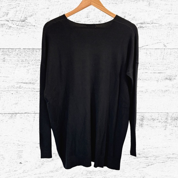 Tea n Rose Black V-Neck Sweater - Picture 2 of 4